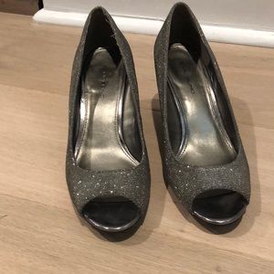 Metallic open-tied wedges